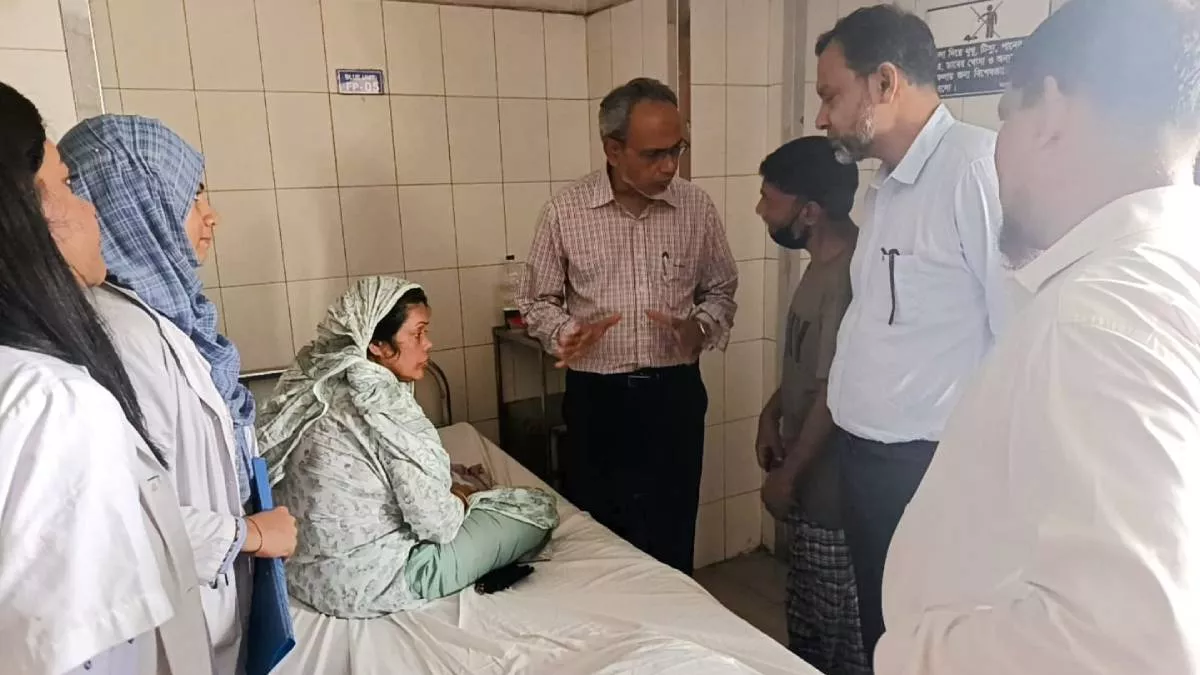 বিএনপির স্বাস্থ্য বিষয়ক সম্পাদক অধ্যাপক ডা. মো. রফিকুল ইসলামের উদ্যোগে সোমবার সকালে রামিসার মাকে রাজধানীর একটি বিশেষায়িত মাল্টিডিসিপ্লিনারি হাসপাতালে ভর্তি করানো হয়। ছবি: প্রতিদিনের বাংলাদেশ