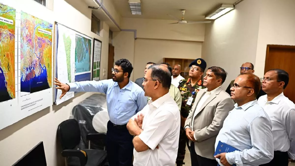 পূর্বনির্ধারিত কর্মসূচির বাইরে রবিবার সকাল সোয় ৯টায় আগারগাঁওয়ের শেরেবাংলা নগরে স্পারসোর কার্যালয় পরিদর্শন করেন প্রধানমন্ত্রী তারেক রহমান। ছবি: পিএমও
