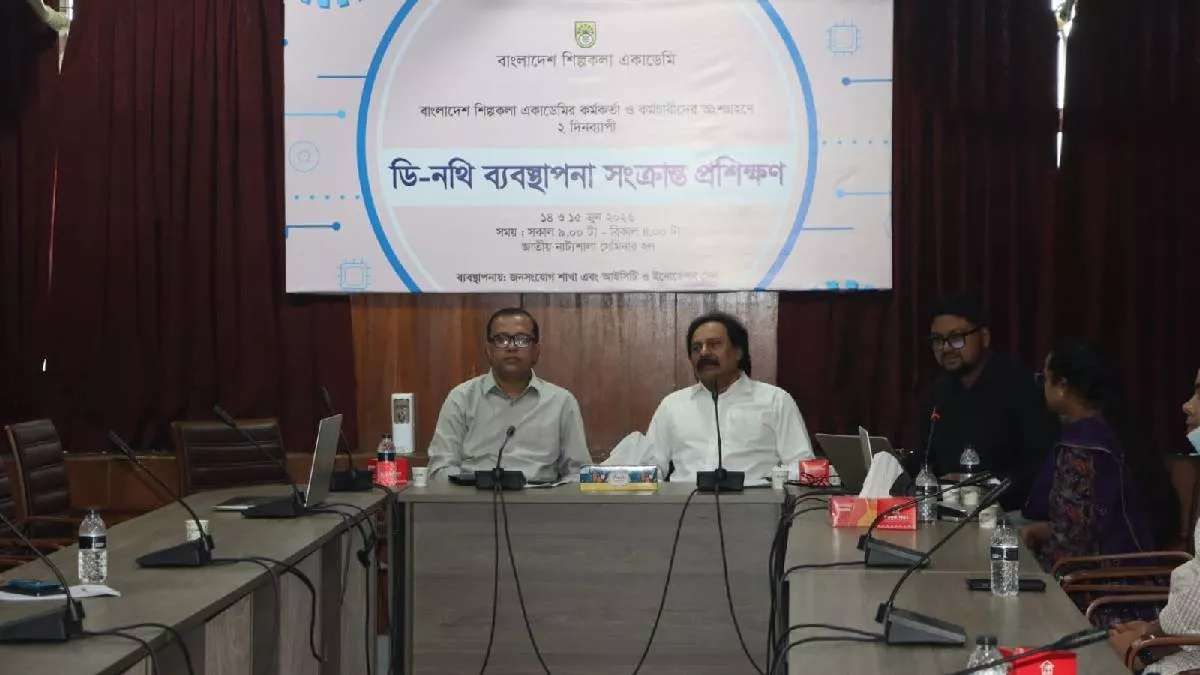 শিল্পকলা একাডেমির জাতীয় নাট্যশালা ভবনের সেমিনার কক্ষে ১৪ জুন শুরু হওয়া কর্মশালাটি মঙ্গলবার শেষ হয়েছে। ছবি: প্রতিদিনের বাংলাদেশ