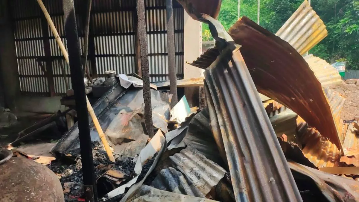 আগুনে ভষ্মিভূত দোকান। ছবি: প্রতিদিনের বাংলাদেশ