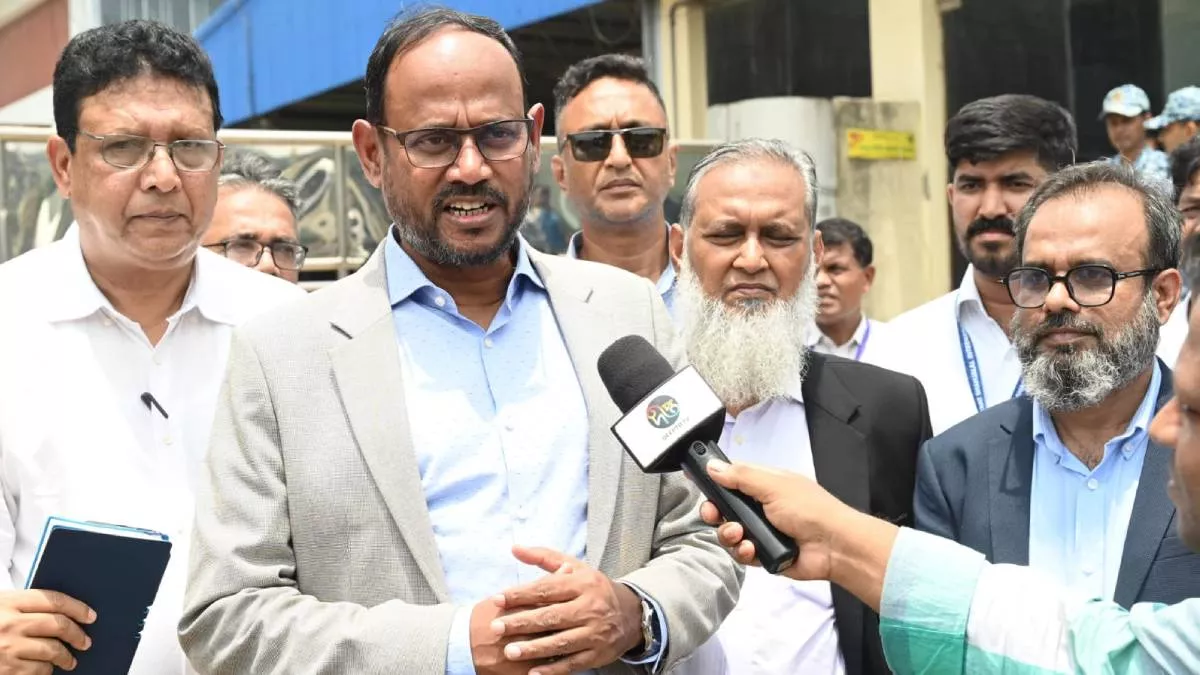হযরত শাহজালাল আন্তর্জাতিক বিমানবন্দরের কার্গো ভিলেজে রবিবার বাংলাদেশ থেকে প্রথমবারের মতো নাইজেরিয়ায় হ্যাচিং এগ রপ্তানি কার্যক্রমের উদ্বোধন উপলক্ষ্যে আয়োজিত অনুষ্ঠানে প্রধান অতিথি হিসেবে বক্তব্য দেন মৎস্য ও প্রাণিসম্পদ প্রতিমন্ত্রী সুলতান সালাউদ্দিন টুকু। ছবি: প্রতিদিনের বাংলাদেশ