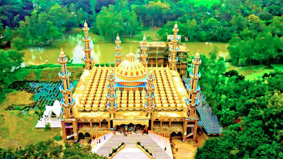 ২০১টি গম্বুজ বিশিষ্ট দ্বিতল এ মসজিদে একসঙ্গে প্রায় ১৫ হাজার মুসল্লি নামাজ আদায় করতে পারবেন। ছবি: প্রতিদিনের বাংলাদেশ
