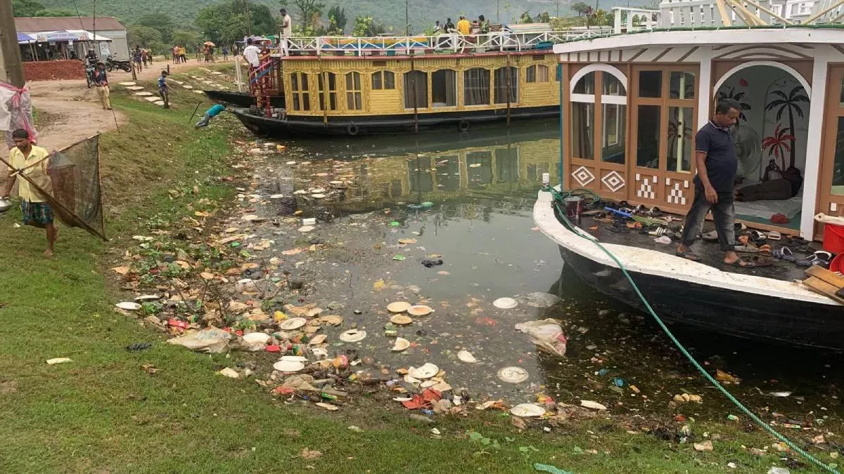 যত দর্শনার্থী বাড়ছে তত দূষণ বাড়ছে টাঙ্গুয়ার হাওরে। ছবি: প্রতিদিনের বাংলাদেশ।