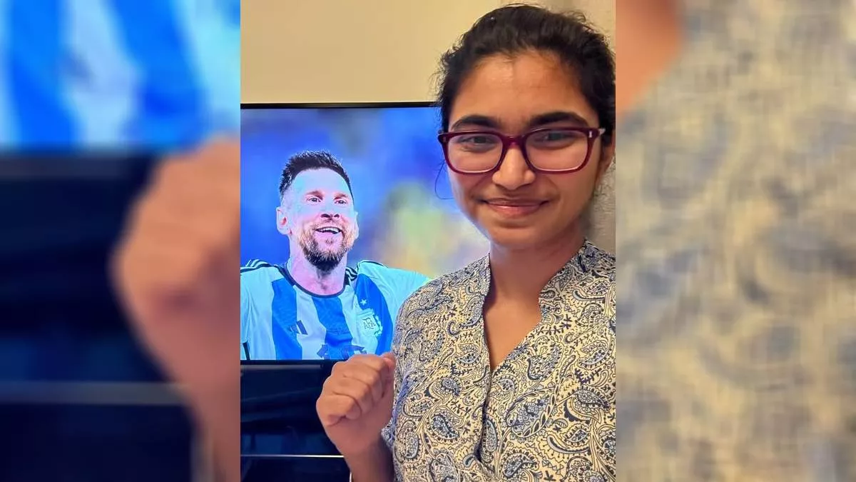 পেছনে টিভির পর্দায় মেসি, সামনে থামস আপ পোজে তাসনিম জারা। ছবি: ফেসবুক থেকে