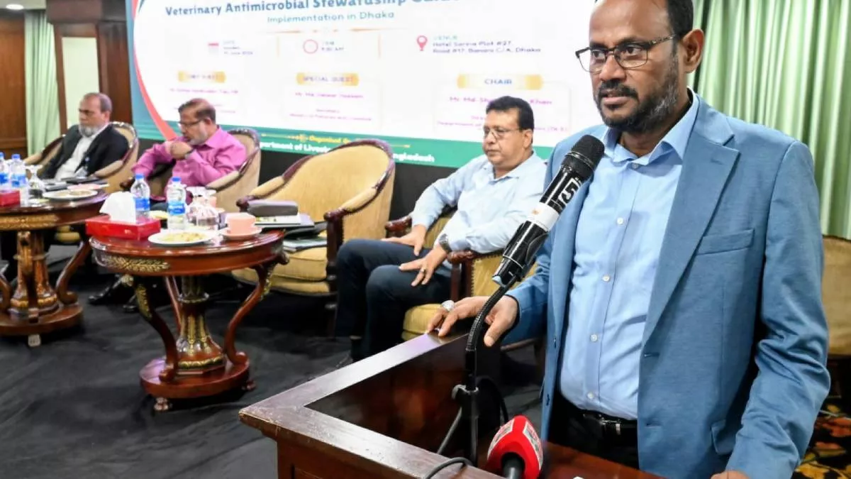 প্রাণিসম্পদ অধিদপ্তরের মহাপরিচালক মো. শাহজামান খানের সভাপতিত্বে অনুষ্ঠিত কর্মশালায় বিশেষ অতিথি হিসেবে বক্তব্য দেন মৎস্য ও প্রাণিসম্পদ মন্ত্রণালয়ের সচিব মো. দেলোয়ার হোসেন এবং প্রাণিসম্পদ অধিদপ্তরের পরিচালক (প্রশাসন) ও বাংলাদেশের প্রধান ভেটেরিনারি কর্মকর্তা ডা. মো.  বয়জার রহমান। ছবি: প্রতিদিনের বাংলাদেশ