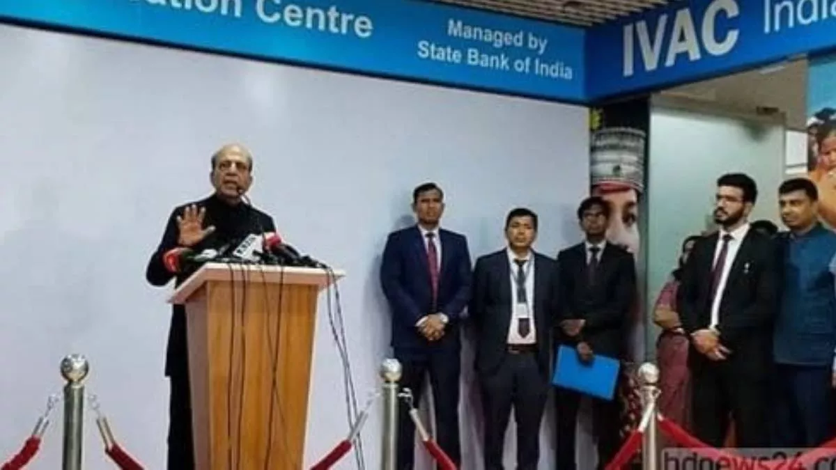 যমুনা ফিউচার পার্কে ঢাকার ভারতীয় ভিসা কেন্দ্র পরিদর্শন শেষে বৃহস্পতিবার সাংবাদিকদের সঙ্গে কথা বলেন ঢাকায় নিযুক্ত ভারতে নতুন হাইকমিশনার দীনেশ ত্রিবেদী। ছবি: ফেসবুক থেকে