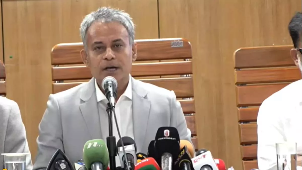 সচিবালয়ে গণমাধ্যমকর্মীদের সঙ্গে কথা বলেছেন সড়ক পরিবহন ও সেতুমন্ত্রী শেখ রবিউল আলম। ছবি: ভিডিও থেকে