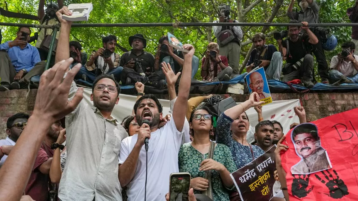 দিল্লিতে ককরোচ জনতা পার্টির বিক্ষোভ, শিক্ষামন্ত্রীর পদত্যাগ দাবি