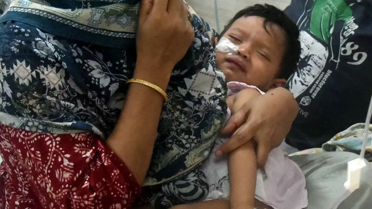 মায়ের কোলে হামে আক্রান্ত শিশু। ছবি: প্রতিদিনের বাংলাদেশ
