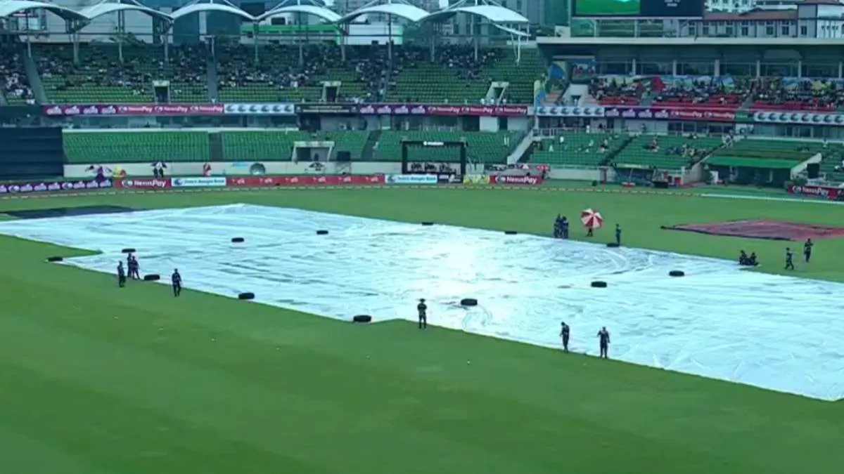 কাভারে ঢাকা হচ্ছে পিচ। ছবি: ভিডিও থেকে
