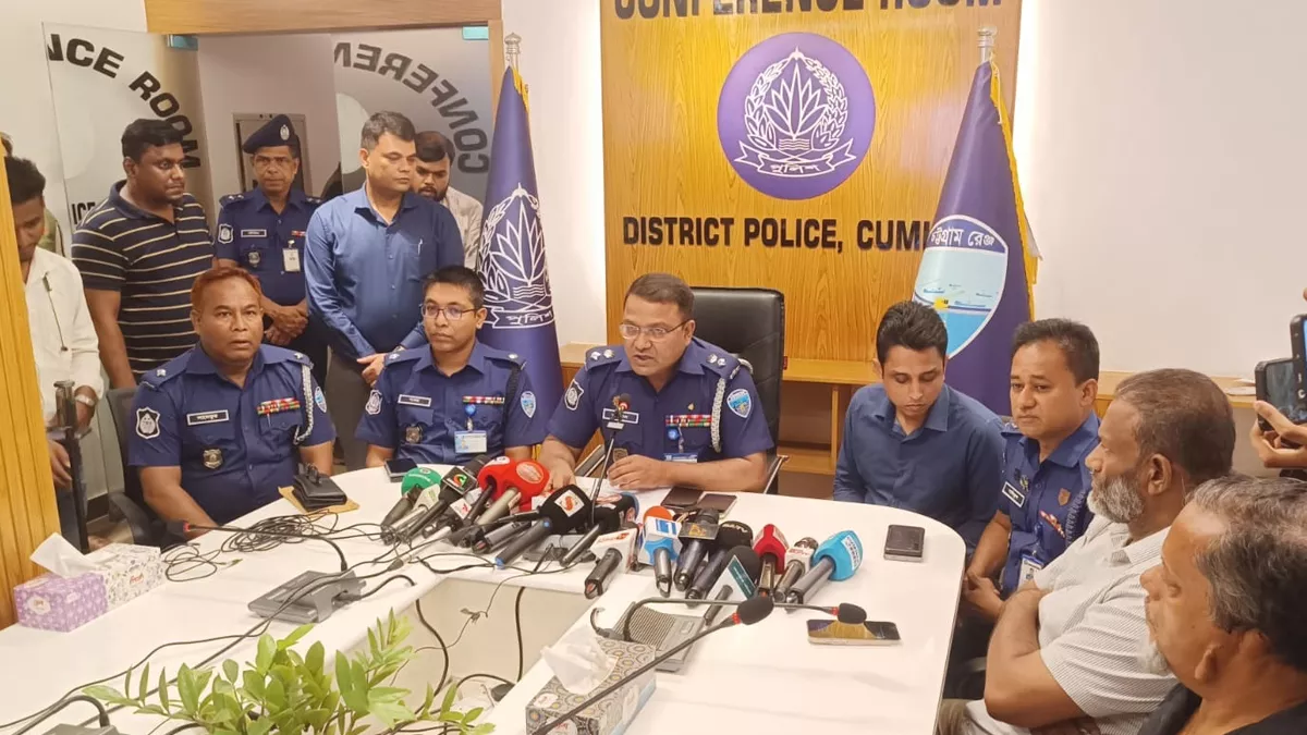 কুমিল্লা জেলা পুলিশ সুপারের কার্যালয়ে আয়োজিত সংবাদ সম্মেলনে কথা বলছেন  পুলিশ সুপার মো. আনিসুজ্জামান। ছবি: প্রতিদিনের বাংলাদেশ 