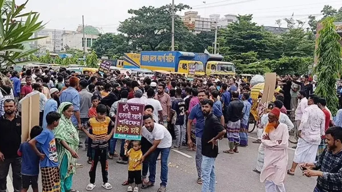 ডিশ লাইন ক্যাবল ব্যবসায়ী হত্যার বিচার দাবি ও মাদকের বিস্তার রোধে জরুরি ব্যবস্থা গ্রহণের দাবিতে বিক্ষোভ করেছে এলাকাবাসী। ছবি: প্রতিদিনের বাংলাদেশ 