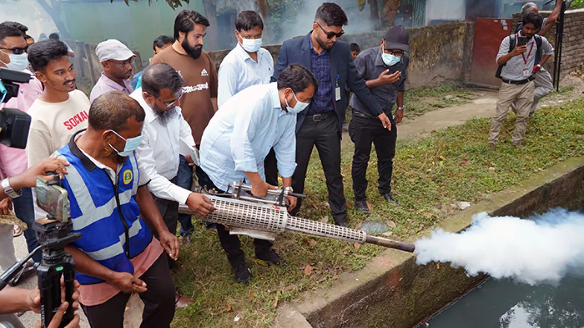 রাজশাহী নগরীর উপশহর মোড়ে ডেঙ্গু প্রতিরোধে ফগার মেশিনে কীটনাশক স্প্রে করে কার্যক্রম শুরু করেন রাসিকের প্রশাসক মাহফুজুর রহমান রিটন। প্রবা ফটো