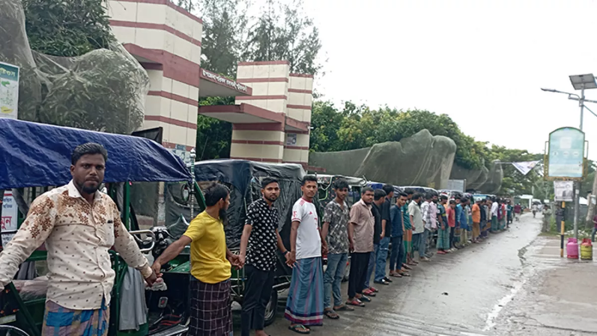 লোডশেডিংয়ের প্রতিবাদে অটোচালকরা মানববন্ধন