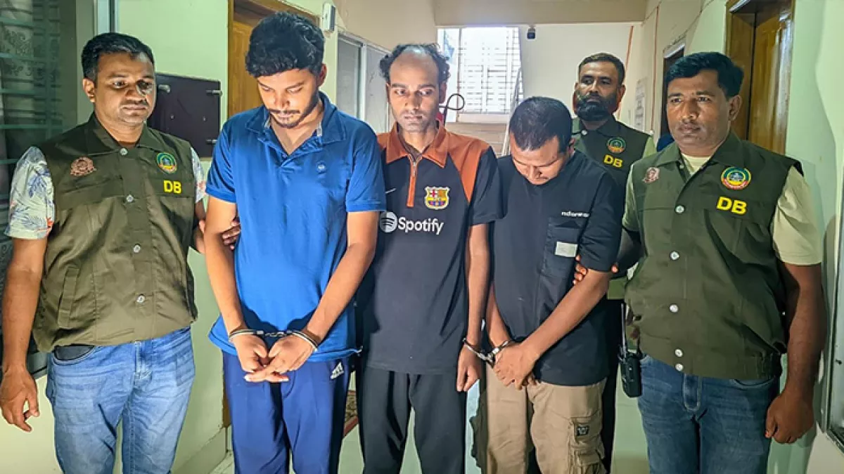 অস্ট্রেলিয়ার একটি গ্রুপের ভুয়া পেজ খুলে রংপুরে ভিসা প্রতারণা চক্রের তিন সদস্যকে আটক করেছে পুলিশ। প্রবা ফটো
