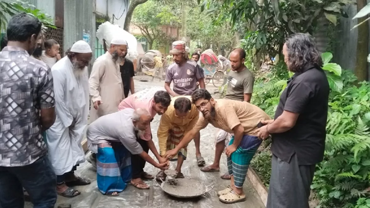 নারায়ণগঞ্জের রূপগঞ্জে স্বেচ্ছাসেবক দলনেতার অর্থায়নে ভাঙা সড়ক মেরামতে সন্তোষ প্রকাশ করলেন  এলাকাবাসী। প্রবা ফটো