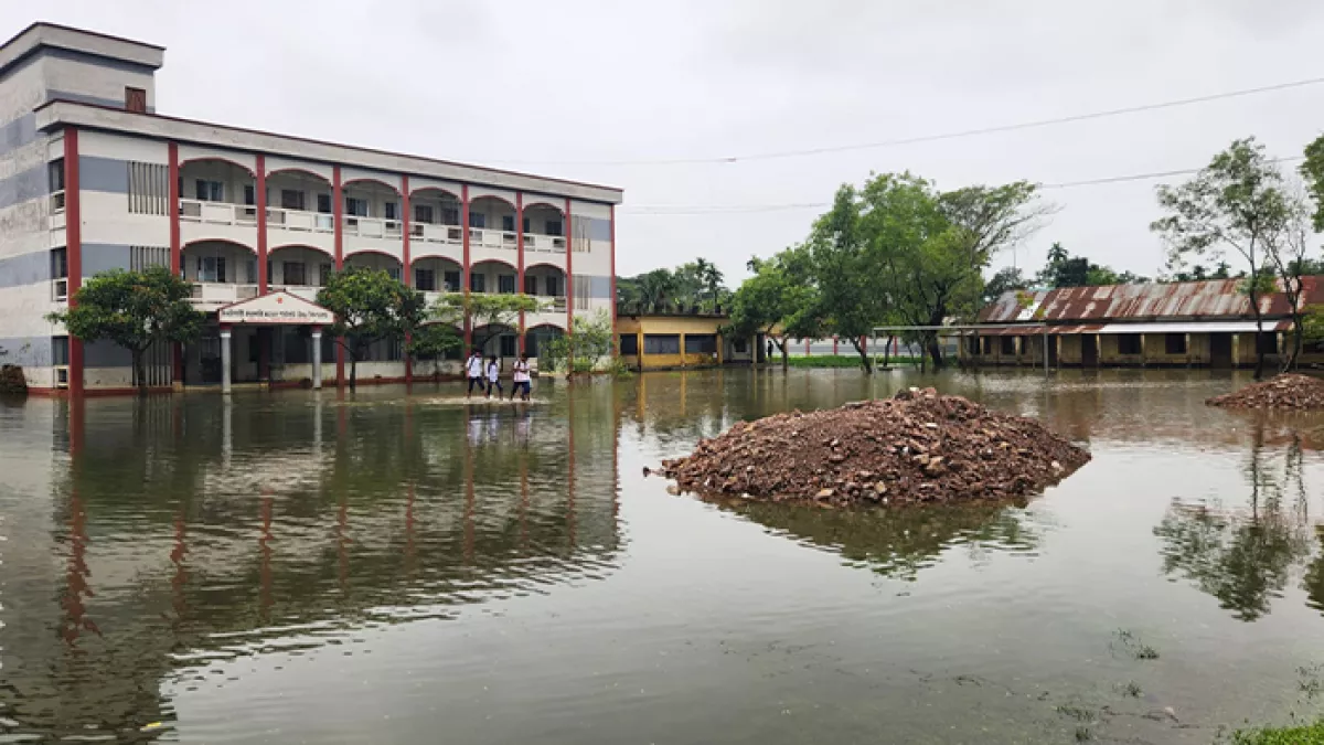 পানিতে ডুবে আছে শেরপুরের ঝিনাইগাতী সরকারি মডেল পাইলট উচ্চ বিদ্যালয়। প্রবা ফটো