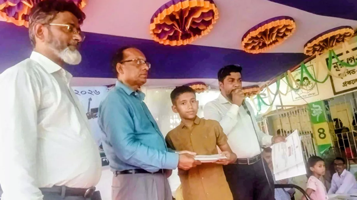 খুলনার নূর নগর সরকারি প্রাথমিক বিদ্যালয় মাঠে খেলা শেষে সাকিনের হাতে পুরস্কার তুলে দেওয়া হয়। প্রবা ফটো 