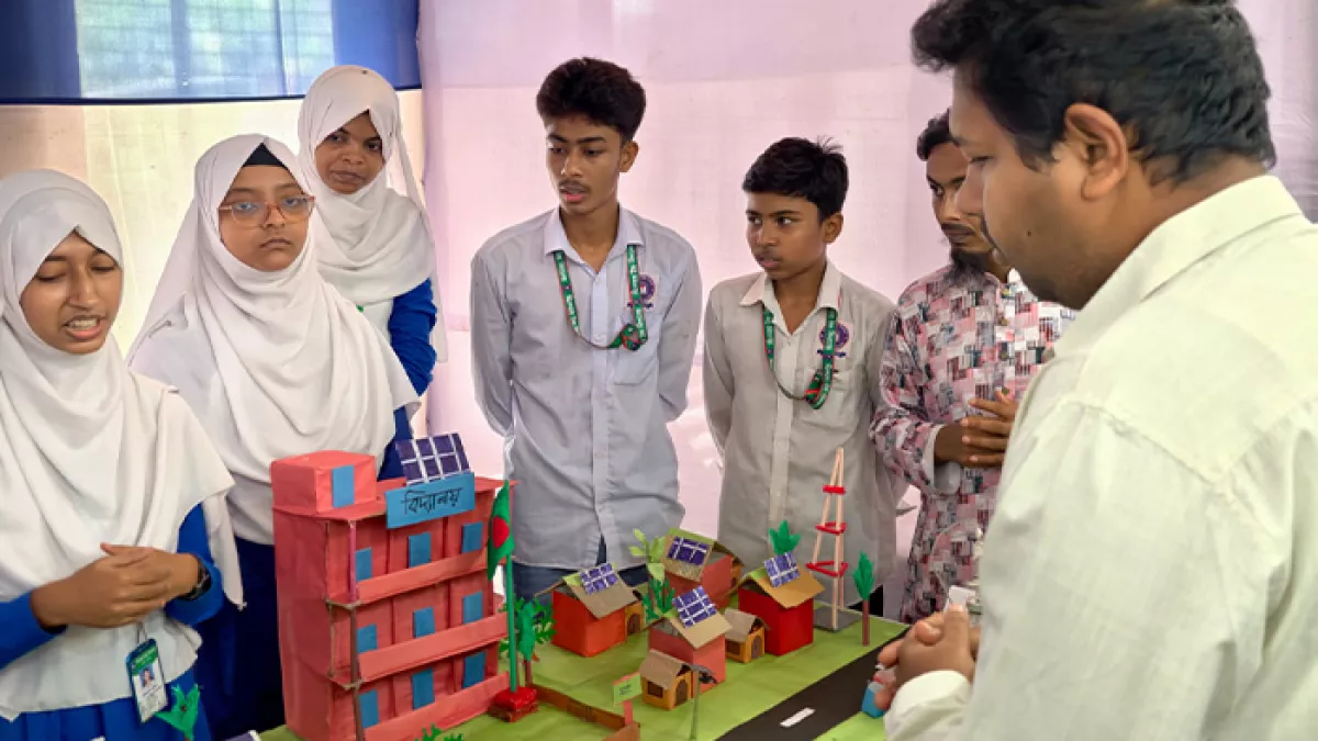 সিংড়া উপজেলা পরিষদ হলরুমে আয়োজিত কর্মসূচিতে বিভিন্ন শিক্ষা প্রতিষ্ঠানের শিক্ষার্থীরা তাদের উদ্ভাবনী প্রকল্প, বিজ্ঞানভিত্তিক গবেষণা ও স্টার্টআপ ধারণা উপস্থাপন করেন। প্রবা ফটো