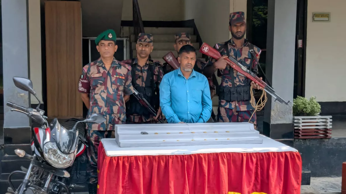 বিজিবির অভিযানে স্বর্ণ পাচারকারী আটক। ছবি: প্রতিদিনের বাংলাদেশ  