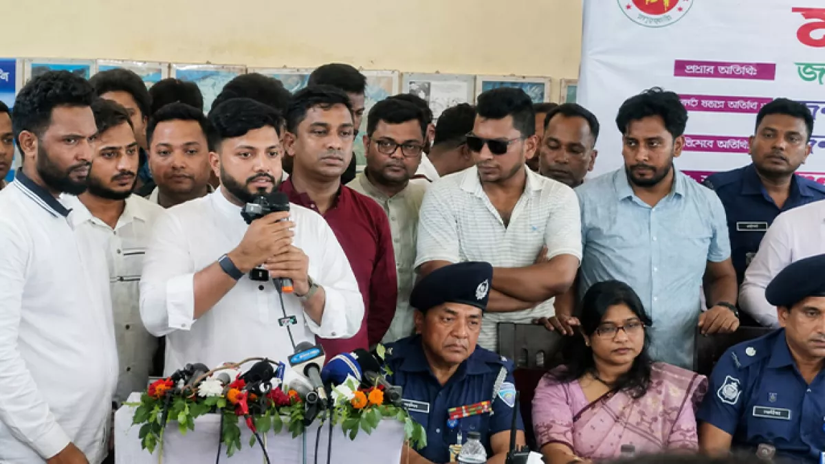 মুক্তিযোদ্ধাদের সঙ্গে মতবিনিময় সভায় প্রধান অতিথির বক্তব্যে প্রতিমন্ত্রী ইশরাক হোসেন।