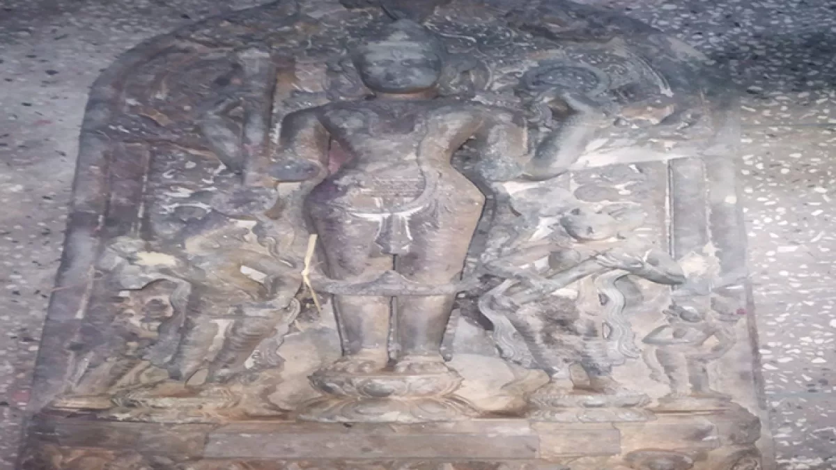 ঠাকুরগাঁওয়ের হরিপুর উপজেলায় র‌্যাব-১৩ অভিযান চালিয়ে প্রায় ১১৫ কেজি ওজনের একটি কষ্টি পাথরের বিষ্ণুমূর্তি উদ্ধার করেছে। প্রবা ফটো