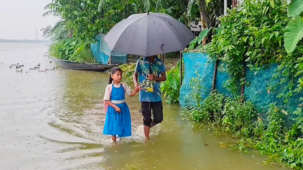 সুনামগঞ্জে টানা বৃষ্টি ও উজান থেকে নেমে আসা পাহাড়ি ঢলে নিম্নাঞ্চলের মানুষ বন্যা  আতঙ্কে রয়েছে। প্রবা ফটো