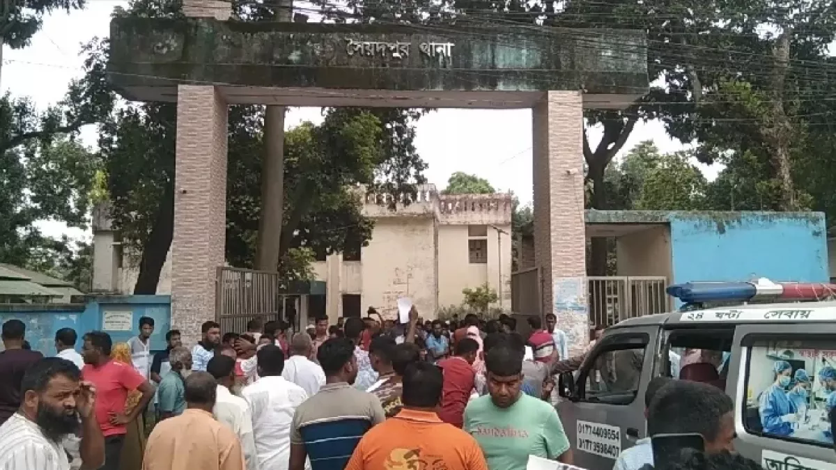 সৈয়দপুরে মামলা না নেওয়ায় লাশসহ বিক্ষোভ, থানা ঘেরাও