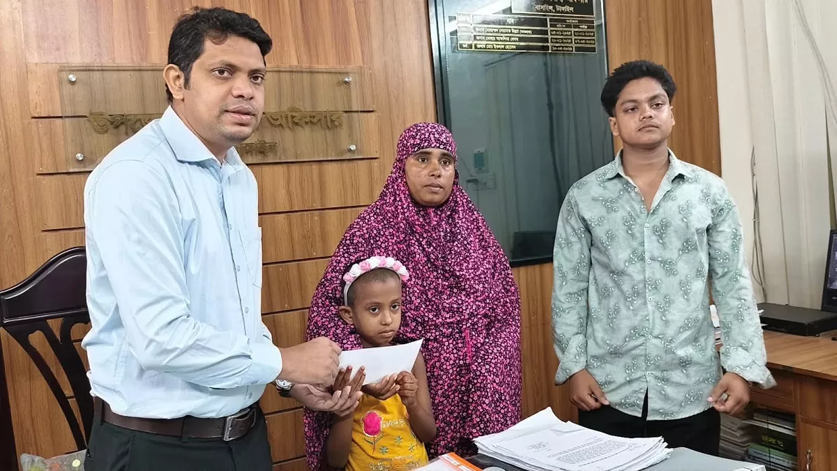 বাসাইলে কিডনি রোগে আক্রান্ত শিশুর পাশে ইউএনও