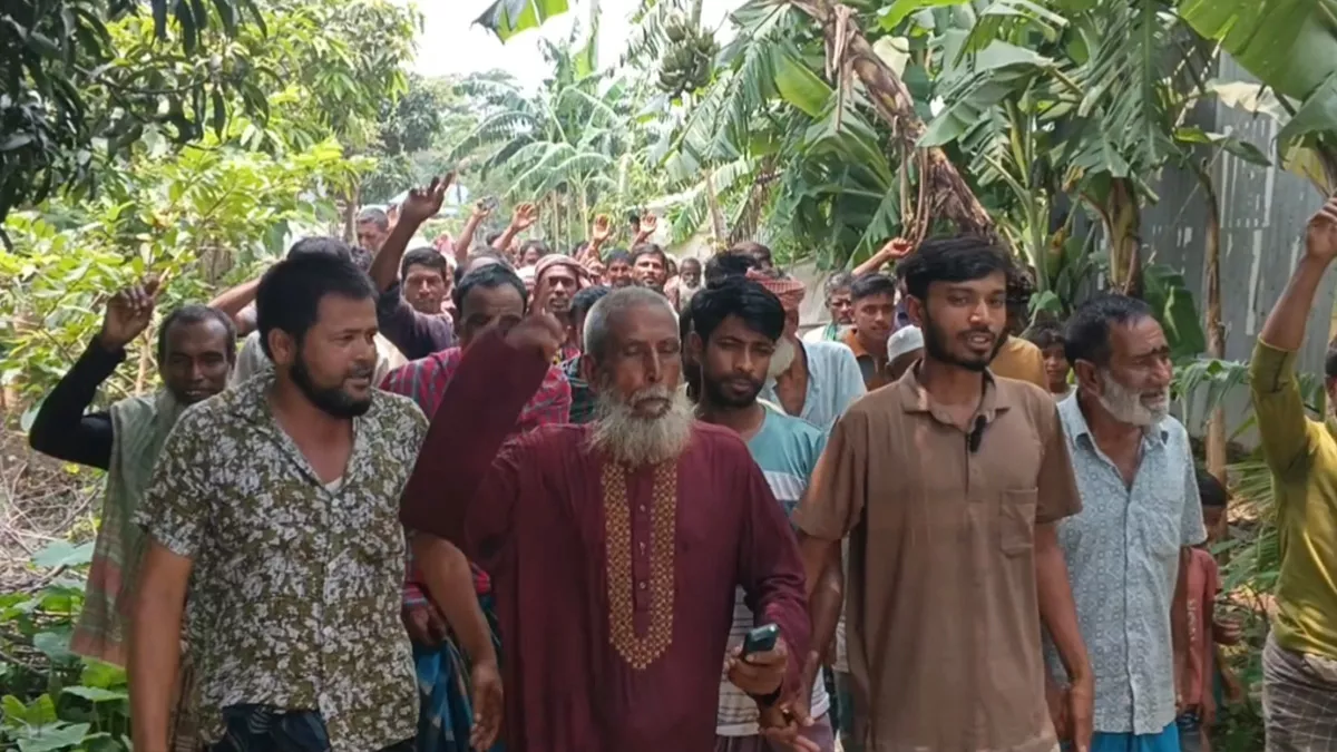 ধর্মপাশায় কৃষি কার্ড বিতরণে অনিয়মের বিরুদ্ধে কৃষকদের বিক্ষোভ মিছিল। ছবি: প্রতিদিনের বাংলাদেশ