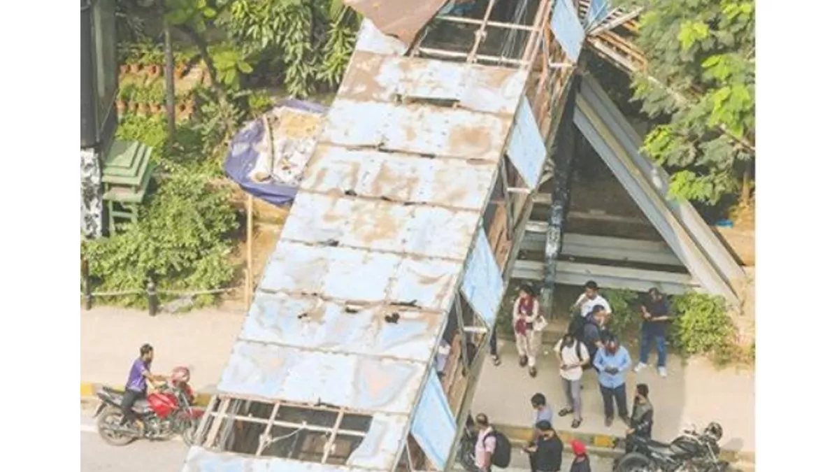 ফুটওভার থাকার সত্ত্বেও জীবনের ঝুঁকি নিয়ে রাস্তা পার হচ্ছেন পথচারী। ছবি: প্রতিদিনের বাংলাদেশ