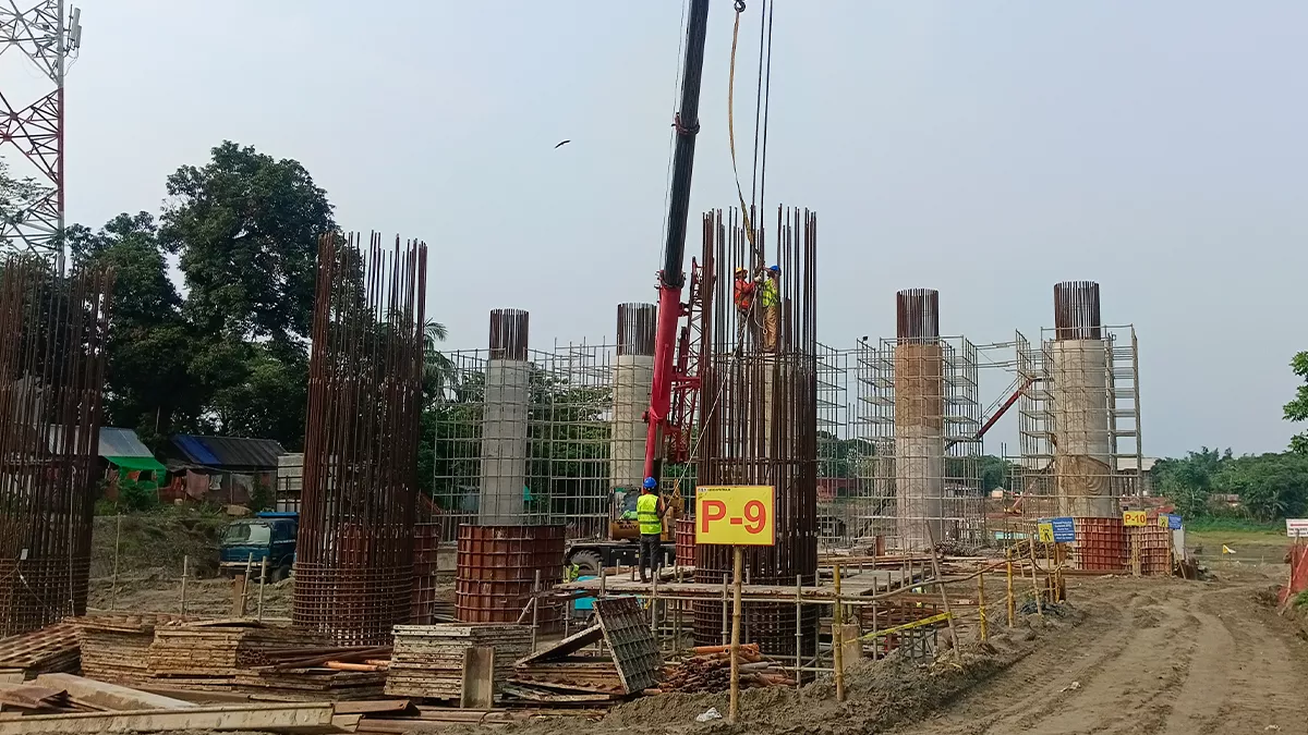 ময়মনসিংহ নগরীর কেওয়াটখালী রেলসেতুর পাশেই নির্মিতব্য দেশের অন্যতম বৃহৎ কেওয়াটখালী আর্চ স্টিল সেতুর নির্মাণকাজ এখন দৃশ্যমান। ইতোমধ্যে কয়েকটি পিলারের নির্মাণকাজ শেষ হয়েছে। ছবি: প্রতিদিনের বাংলাদেশ
