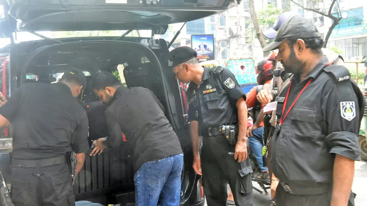 কার্যক্রম নিষিদ্ধ আওয়ামী লীগের প্রতিষ্ঠাবার্ষিকীতে নাশকতার আশঙ্কায় ঢাকায় নিরাপত্তা বাহিনীর ব্যাপক তল্লাশি। ছবি: প্রতিদিনের বাংলাদেশ
