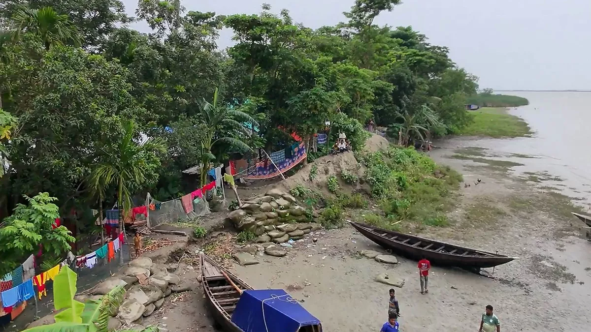 ভোলার লালমোহনে বেড়িবাঁধের বিভিন্ন স্থানে ভাঙন দেখা দিয়েছে। ছবি: প্রতিদিনের বাংলাদেশ