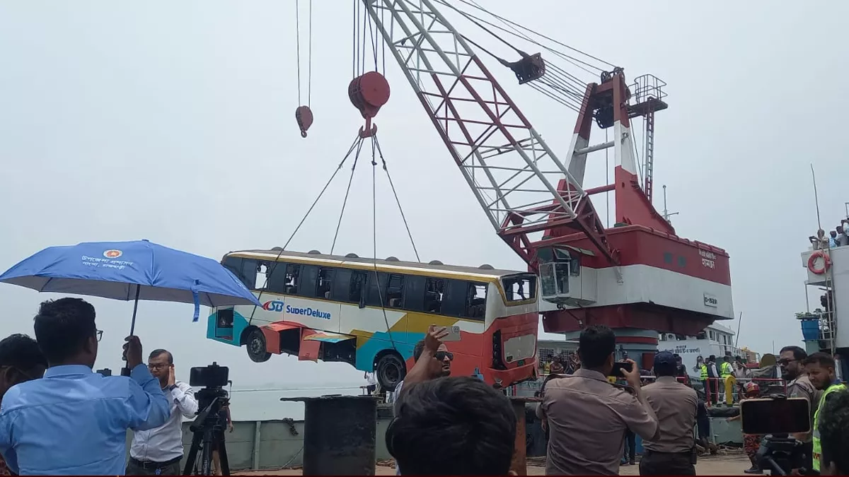 দৌলতদিয়া ফেরিঘাটে ডুবে যাওয়া বাস উদ্ধার 