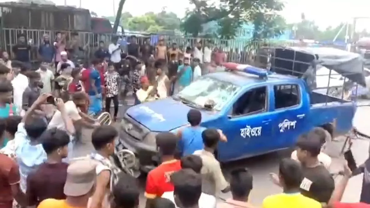 হাইওয়ে পুলিশের একটি গাড়িতে হামলা ও ভাঙচুর করে থ্রি-হুইলার চালকদের একটি সংঘবদ্ধ দল। ছবি: প্রতিদিনের বাংলাদেশ