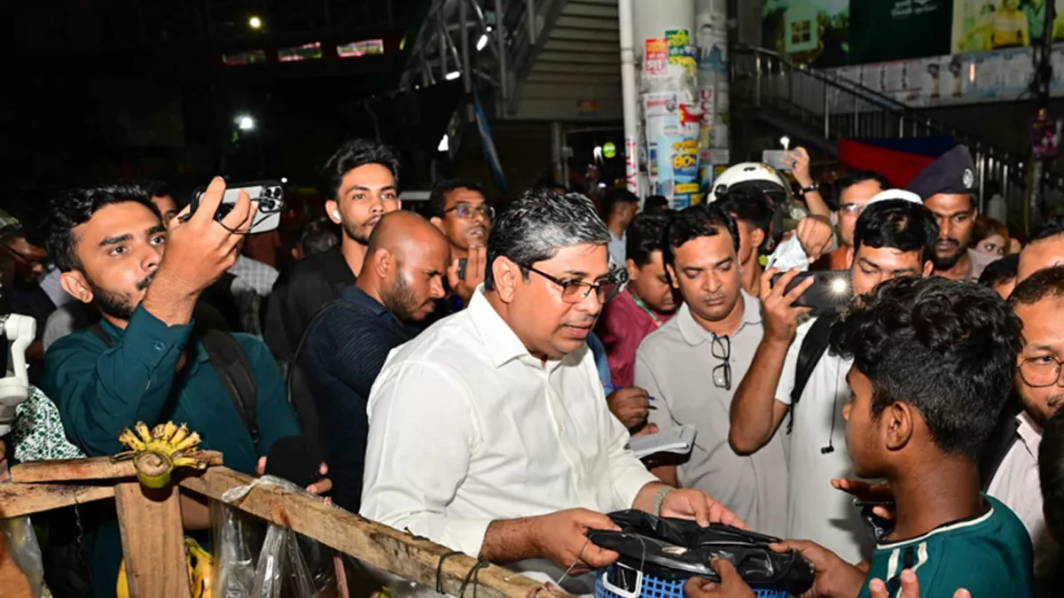 শাহবাগে স্থানীয় সরকার প্রতিমন্ত্রীর ঝটিকা অভিযান