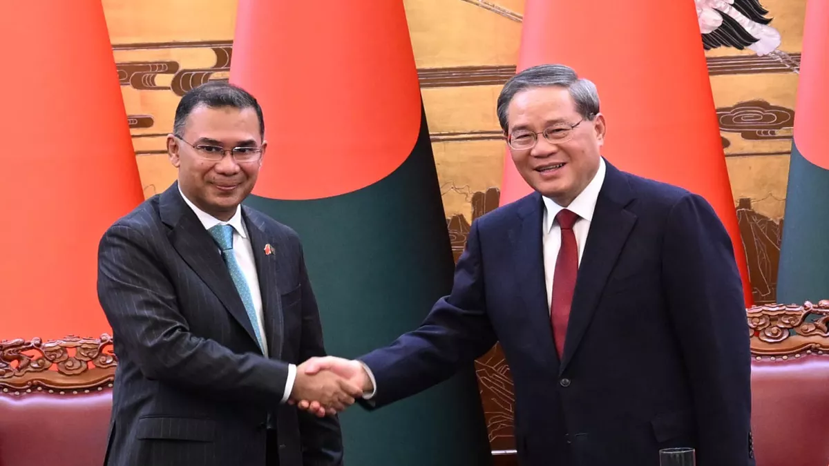 বাংলাদেশের প্রধানমন্ত্রী তারেক রহমান ও গণপ্রজাতন্ত্রী চীনের রাষ্ট্রীয় পরিষদের প্রধানমন্ত্রী (প্রিমিয়ার) লি চিয়াংয়ের মধ্যে অনুষ্ঠিত এক দ্বিপক্ষীয় বৈঠক শেষে সমঝোতা স্মারকগুলো সই হয়। ছবি: পিএমও