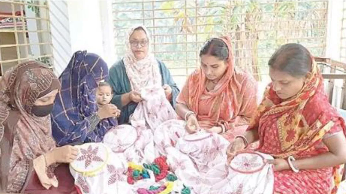নারীদের সঙ্গে নকশিকাঁথা বুনছেন উদ্যোক্তা সামিয়া নাছরিন প্রীতি। ছবি: প্রতিদিনের বাংলাদেশ