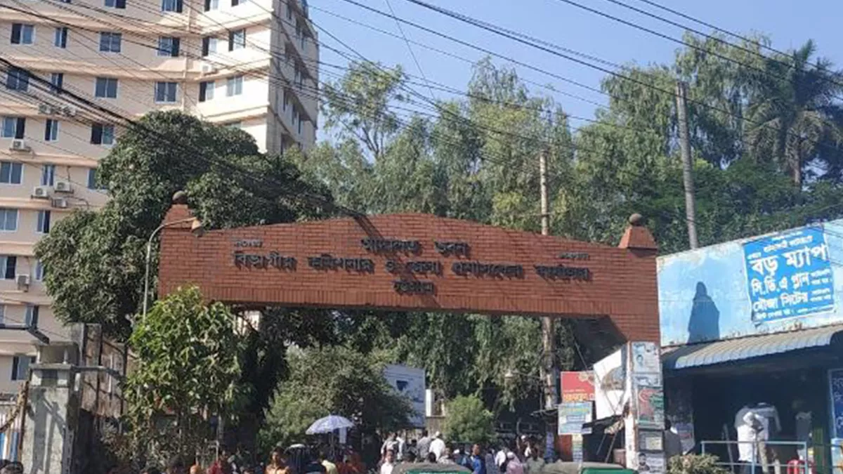 চট্টগ্রাম আদালত দেশের দ্বিতীয় বৃহত্তর আদালত। এই আদালতের কার্যক্রম পরিচালিত হচ্ছে বেঞ্চ সহকারী, পিয়ন ও স্টোনগ্রাফার দিয়ে। ছবি: সংগৃহীত