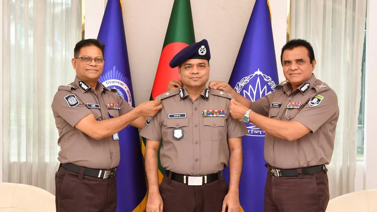 অতিরিক্ত আইজিপির র‍্যাংক ব্যাজ পরানো হলো ফারুক আহমেদকে