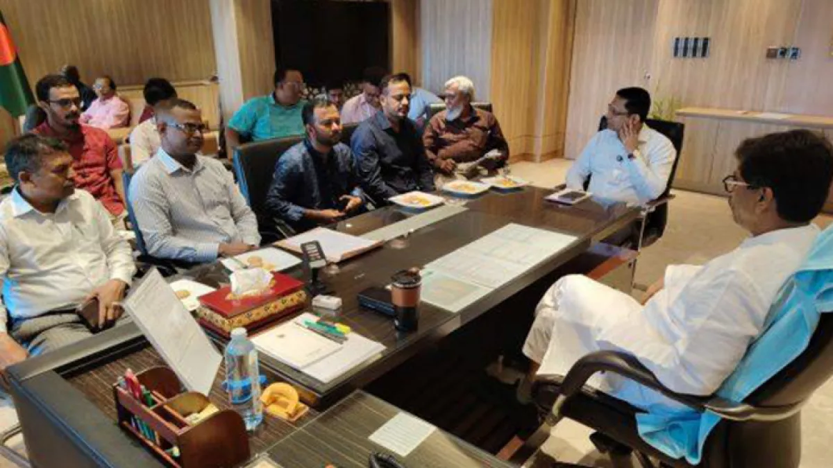 সচিবালয়ে মৎস্য ও প্রাণিসম্পদ মন্ত্রীর দপ্তরে মঙ্গলবার এফএলজেএফ এর নবনির্বাচিত কমিটির সদস্যদের সঙ্গে সৌজন্য সাক্ষাৎ করেন মৎস্য ও প্রাণিসম্পদ এবং কৃষিমন্ত্রী মোহাম্মদ আমিন উর রশিদ। ছবি: প্রতিদিনের বাংলাদেশ