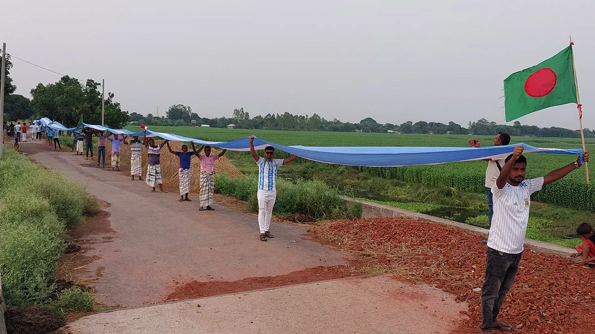 পাবনার চাটমোহরে ২০২২ ফুট দৈর্ঘ্যের পতাকা তৈরি করে সাড়া ফেলেছে আর্জেন্টিনার সমর্থকরা। ছবি: প্রতিদিনের বাংলাদেশ