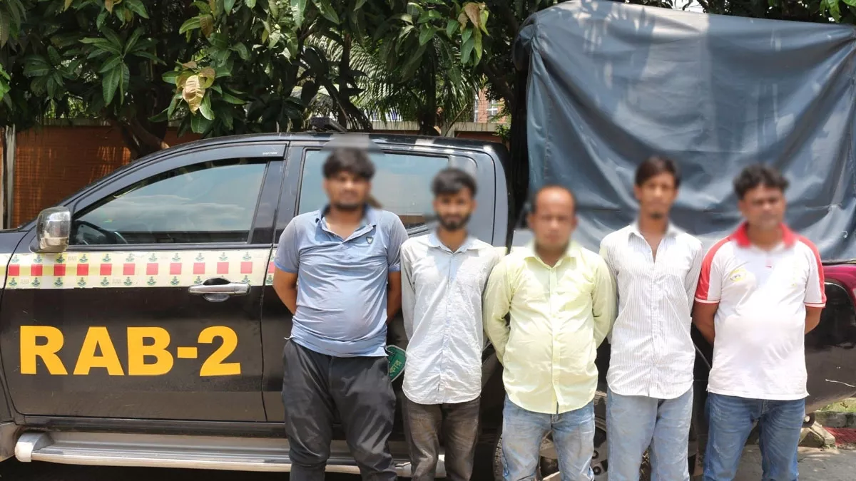 ঢাকার আদাবরে বিকাশের দোকানে ছিনতাইয়ের ঘটনায় কব্জিকাটা আনোয়ার গ্রুপের সেকেন্ড ইন কমান্ড আবু সাইদসহ ৬ জনকে গ্রেপ্তার করেছে র‌্যাব। ছবি: প্রতিদিনের বাংলাদেশ