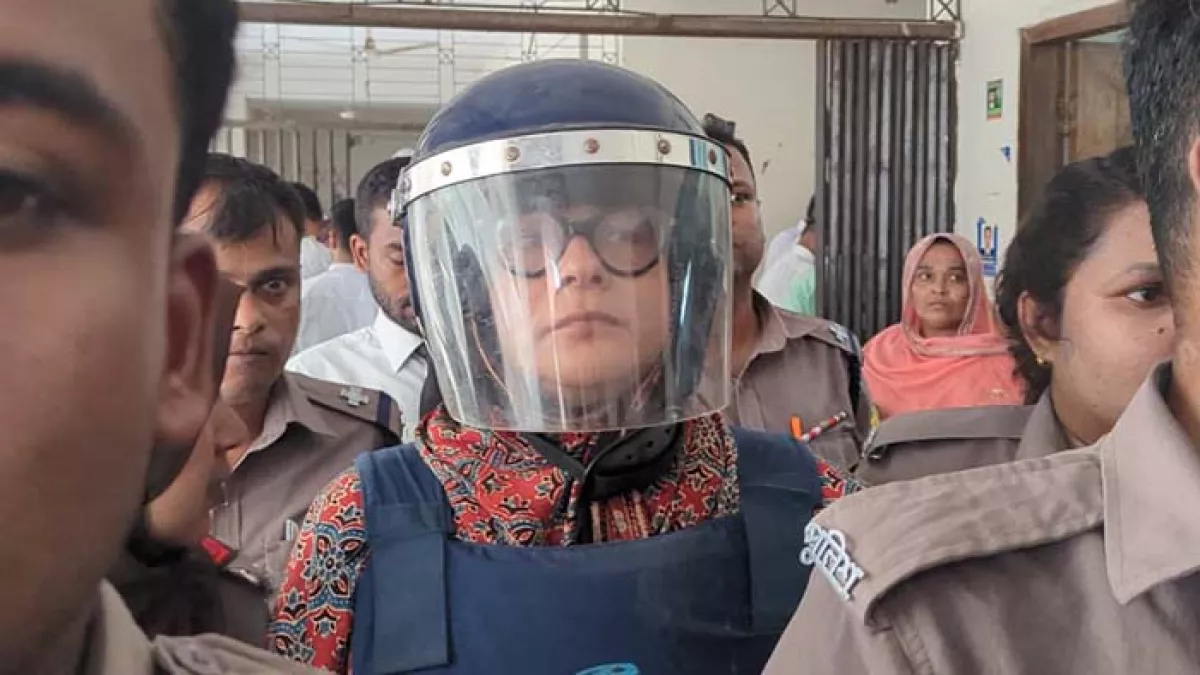 সাবেক এমপি আশিকা সুলতানাকে আদালতে নেওয়া হয়। ছবি: প্রতিদিনের বাংলাদেশ