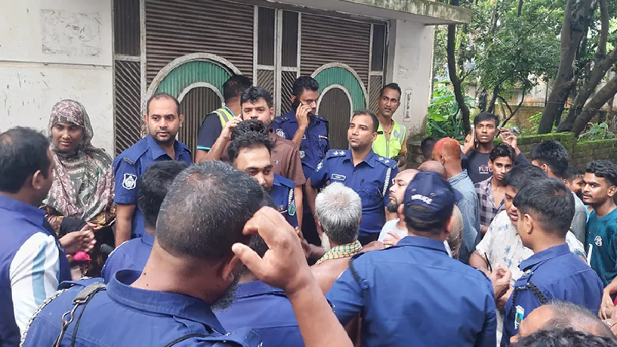 বগুড়া শহরের বেলতলায় যৌন হয়রানি ও ধর্ষণ চেষ্টার অভিযোগে আব্দুল আলিম নামে এক মাদ্রাসা শিক্ষককে গণপিটুনি দিয়ে পুলিশে সোপর্দ করেন জনতা। প্রবা ফটো