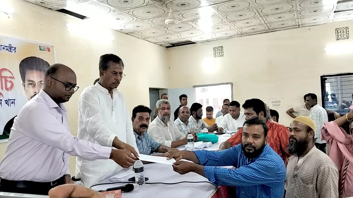 বাকেরগঞ্জে অসহায় মানুষের মাঝে প্রধানমন্ত্রীর ত্রাণ ও কল্যাণ তহবিল থেকে বরাদ্দকৃত আর্থিক সহায়তা বুধবার সকালে বিতরণ করা হয়। ছবি: প্রতিদিনের বাংলাদেশ 