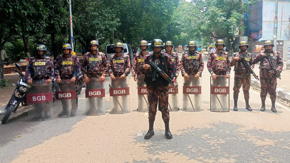 রাজধানীর গুরুত্বপূর্ণ স্থানগুলোতে মঙ্গলবার বিজিবি মোতায়েন করা হয়। ছবি: বিজিবি
