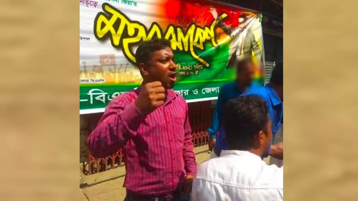 ﻿﻿খুলনার লবণচরায় দুর্বৃত্তদের গুলিতে নিহত মোহাম্মদ রফিকুল গাজী (লাল শার্ট পরিহিত)। ছবি: সংগৃহীত