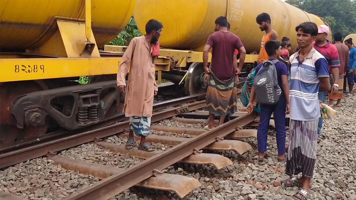 বগি লাইনচ্যুত, খুলনার সঙ্গে উত্তরবঙ্গের রেল যোগাযোগ বন্ধ